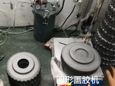 萬騰桌面臺式圓形畫膠機正在劃膠生產